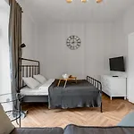 Chocimska Studio - Top Location, Tram&Shops Nearby - By Rentujemy